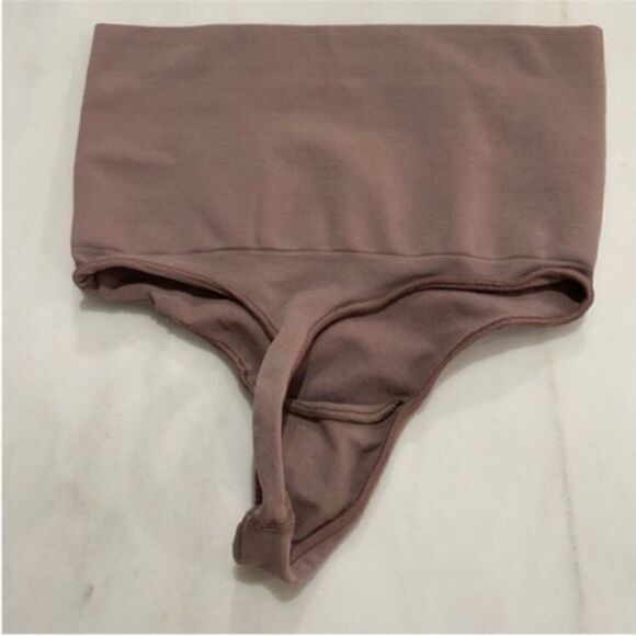 Skims core control thong panty size small/medium - Picture 4 of 5
